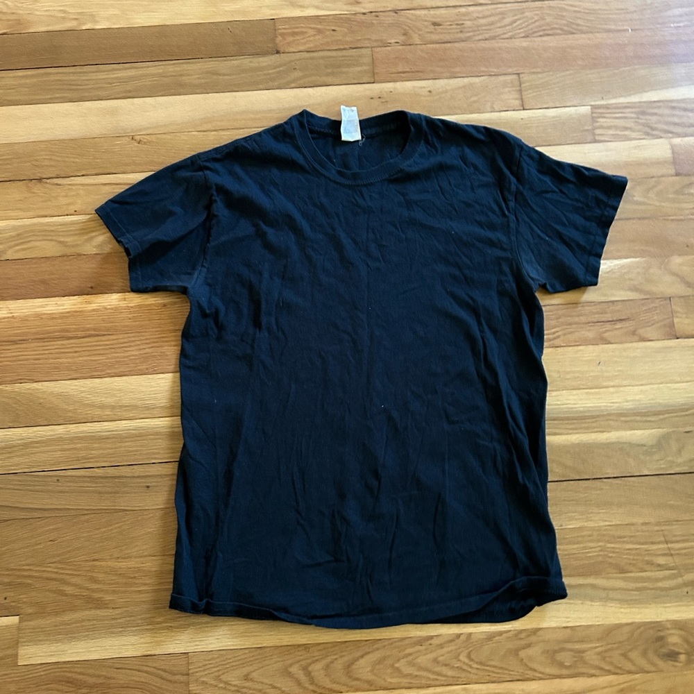 Used Men’s Gildan Black T-shirt Size Medium